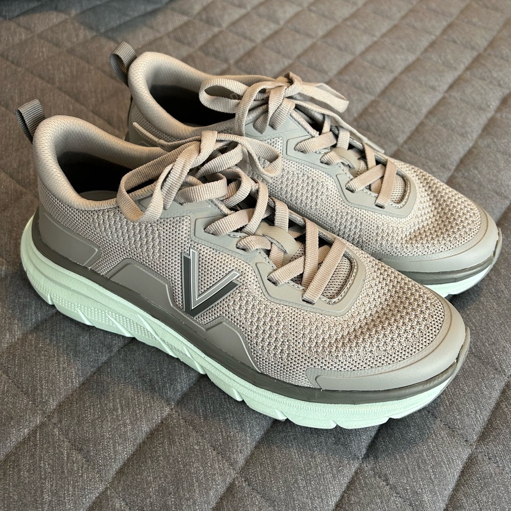 Vionic Walk Max Light Gray Sneakers Size 8 - Worn Once